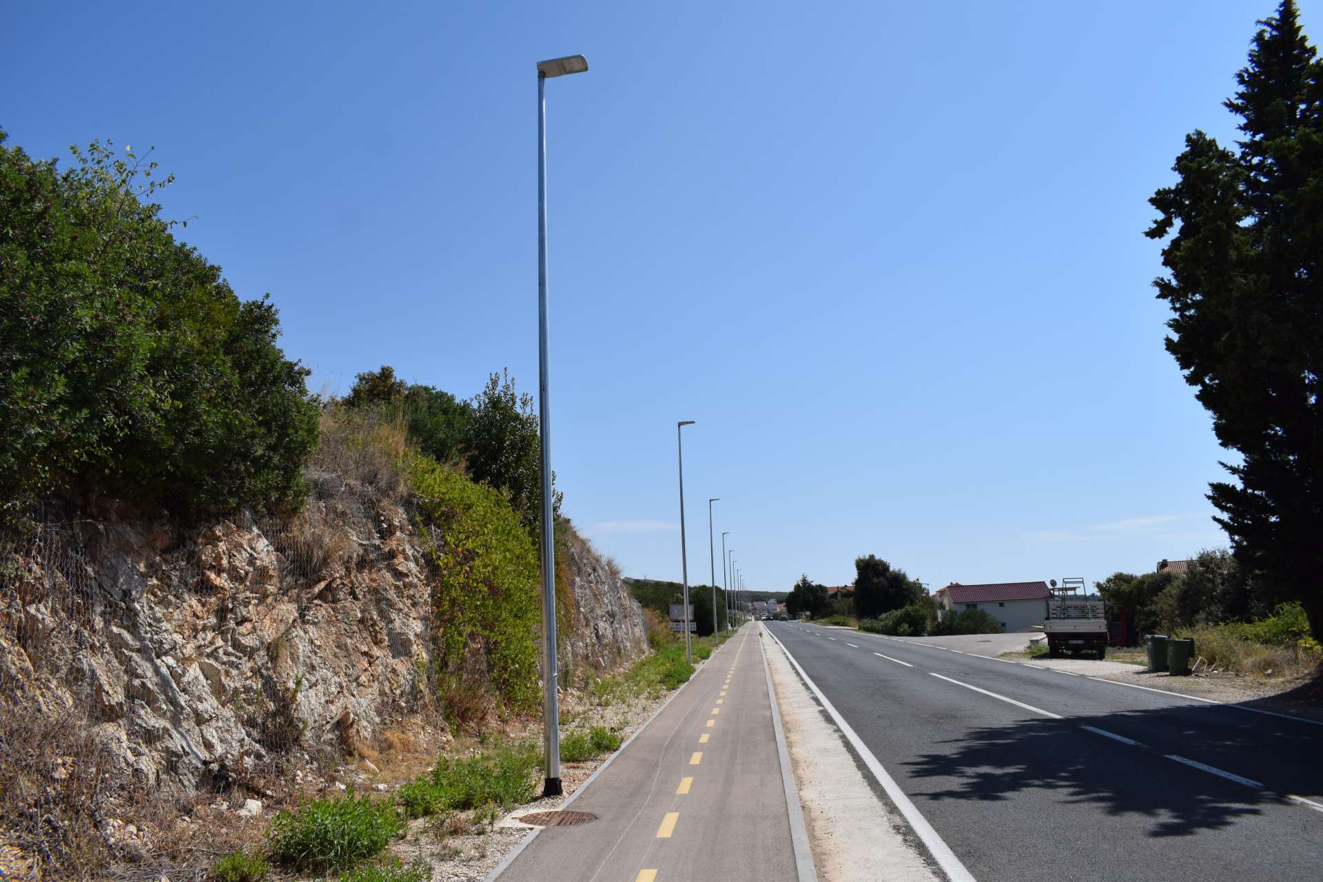 Rasvjetni stupovi uz bike stazu - 