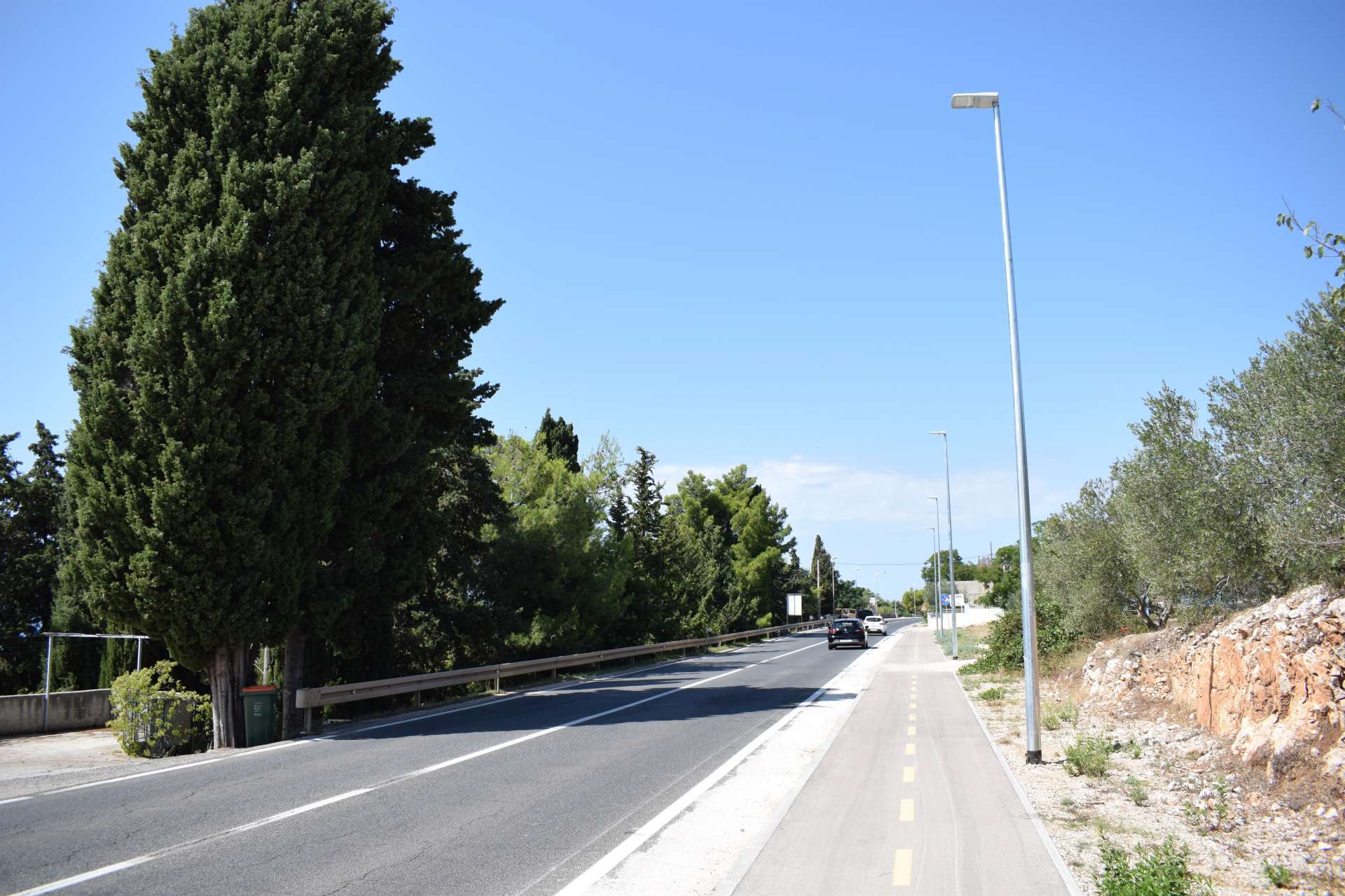 Rasvjetni stupovi uz bike stazu - 