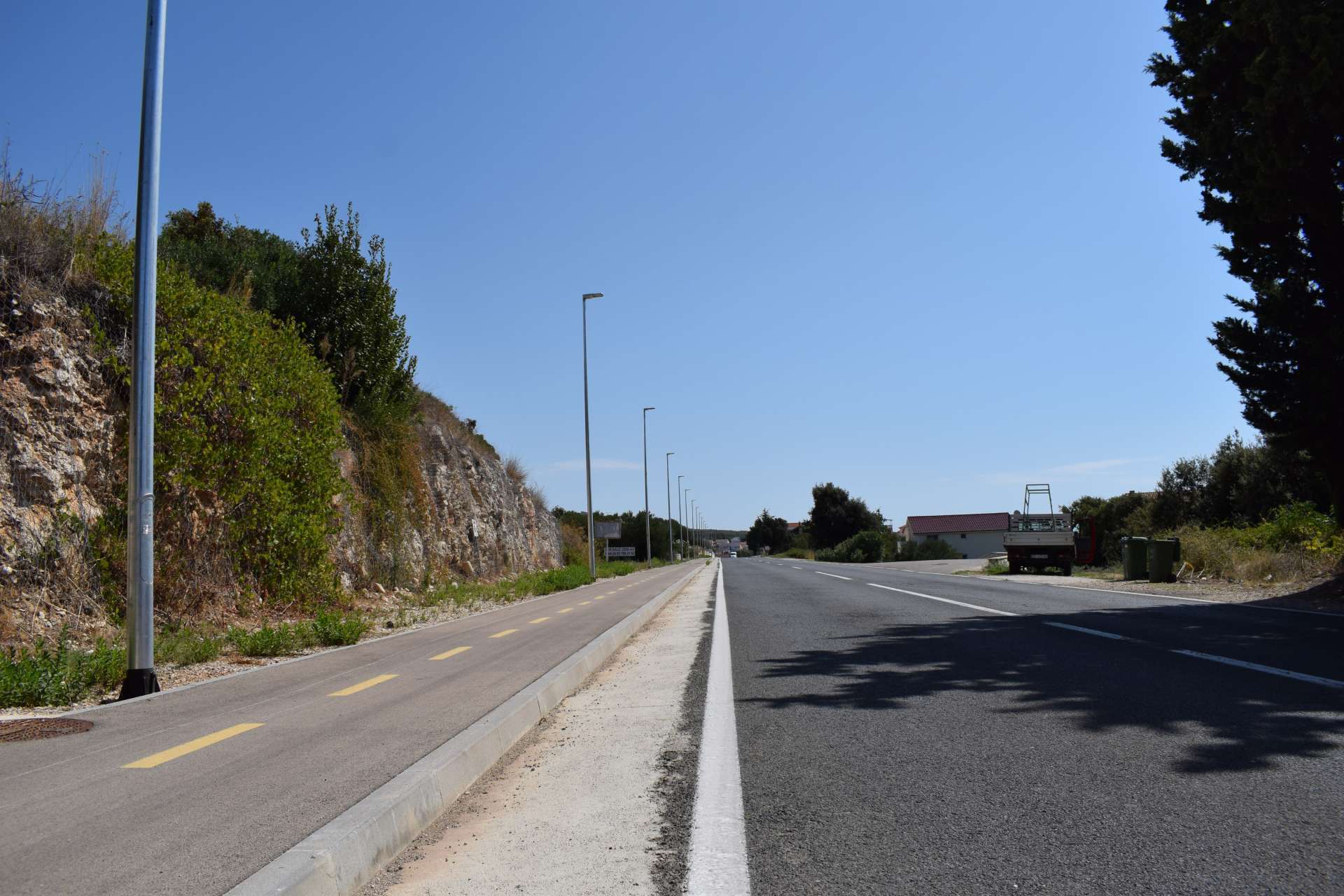 Rasvjetni stupovi uz bike stazu - 