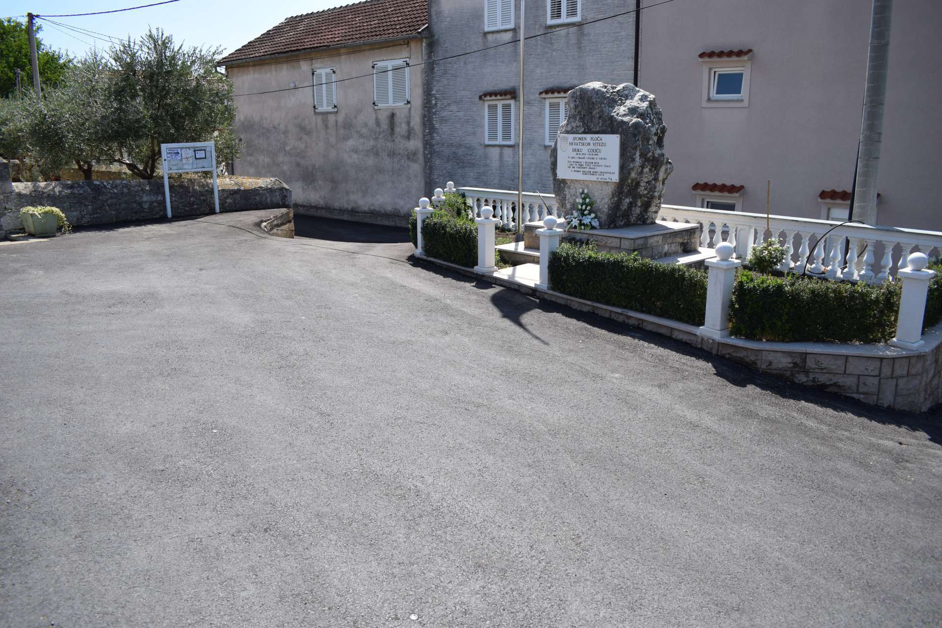 Asfaltiran trg u Sv. Petru - 