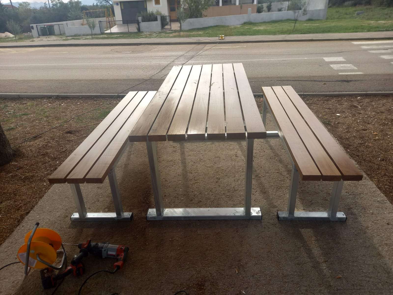 Klupe i stolovi na dječjem igralištu u Sikovu - 
