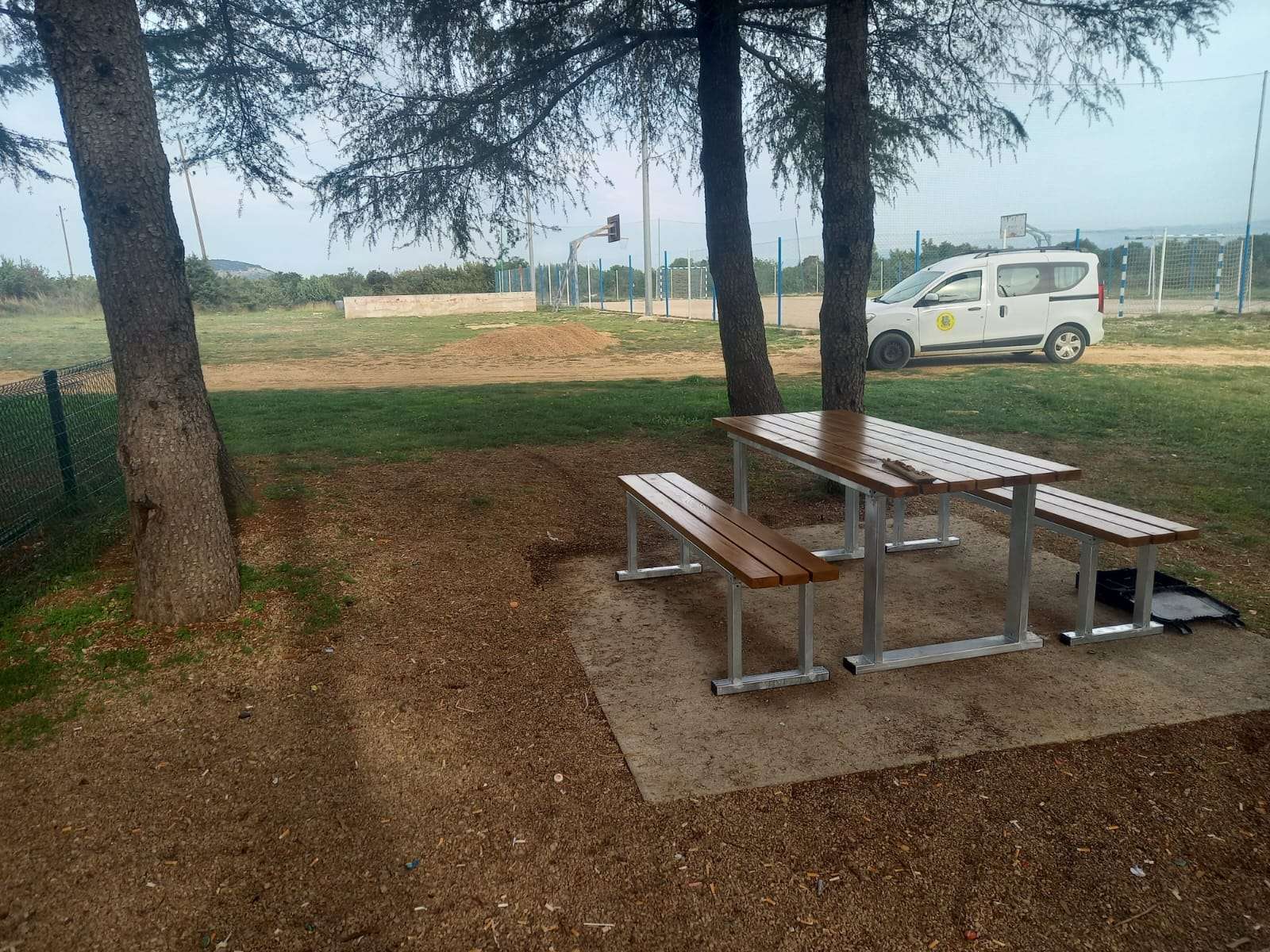 Klupe i stolovi na dječjem igralištu u Sikovu - 