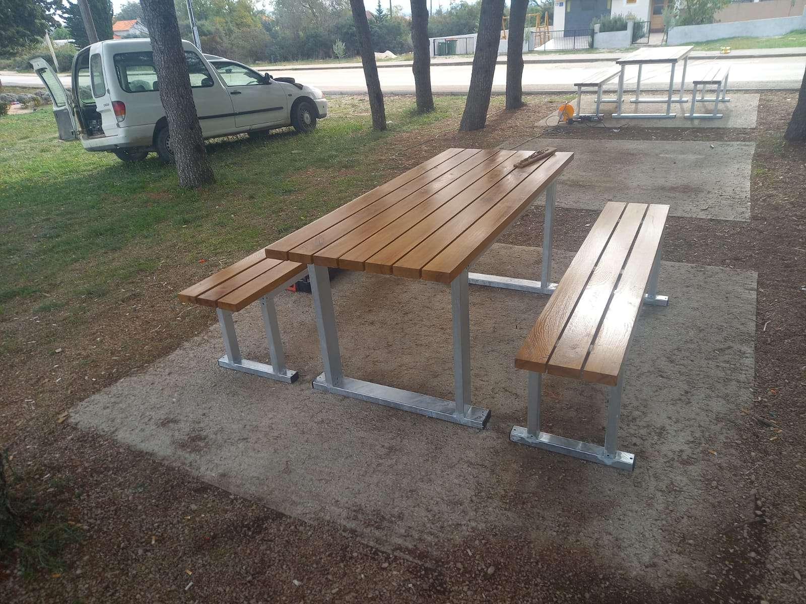 Klupe i stolovi na dječjem igralištu u Sikovu - 