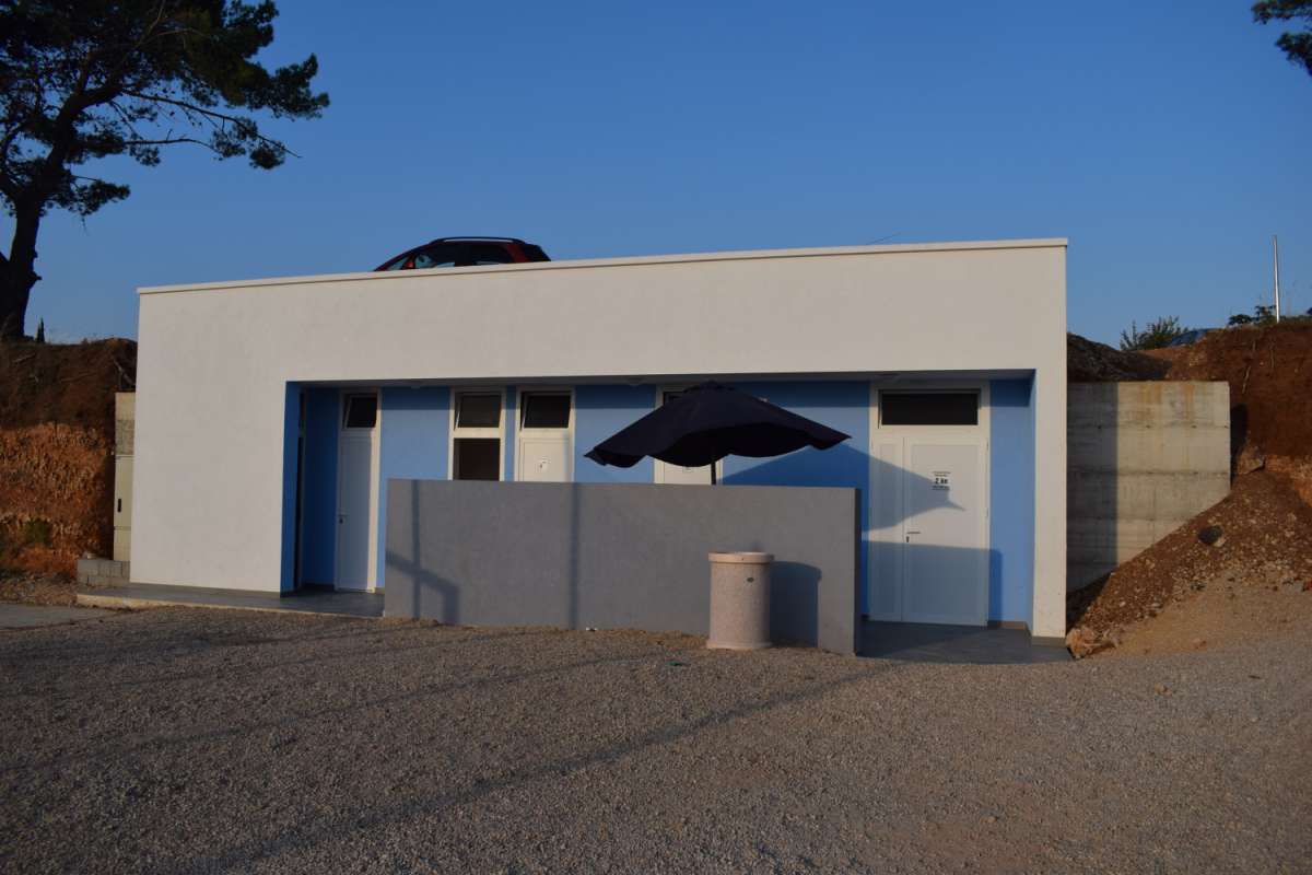 Javni zahod na plaži u Sv.Filipu i Jakovu