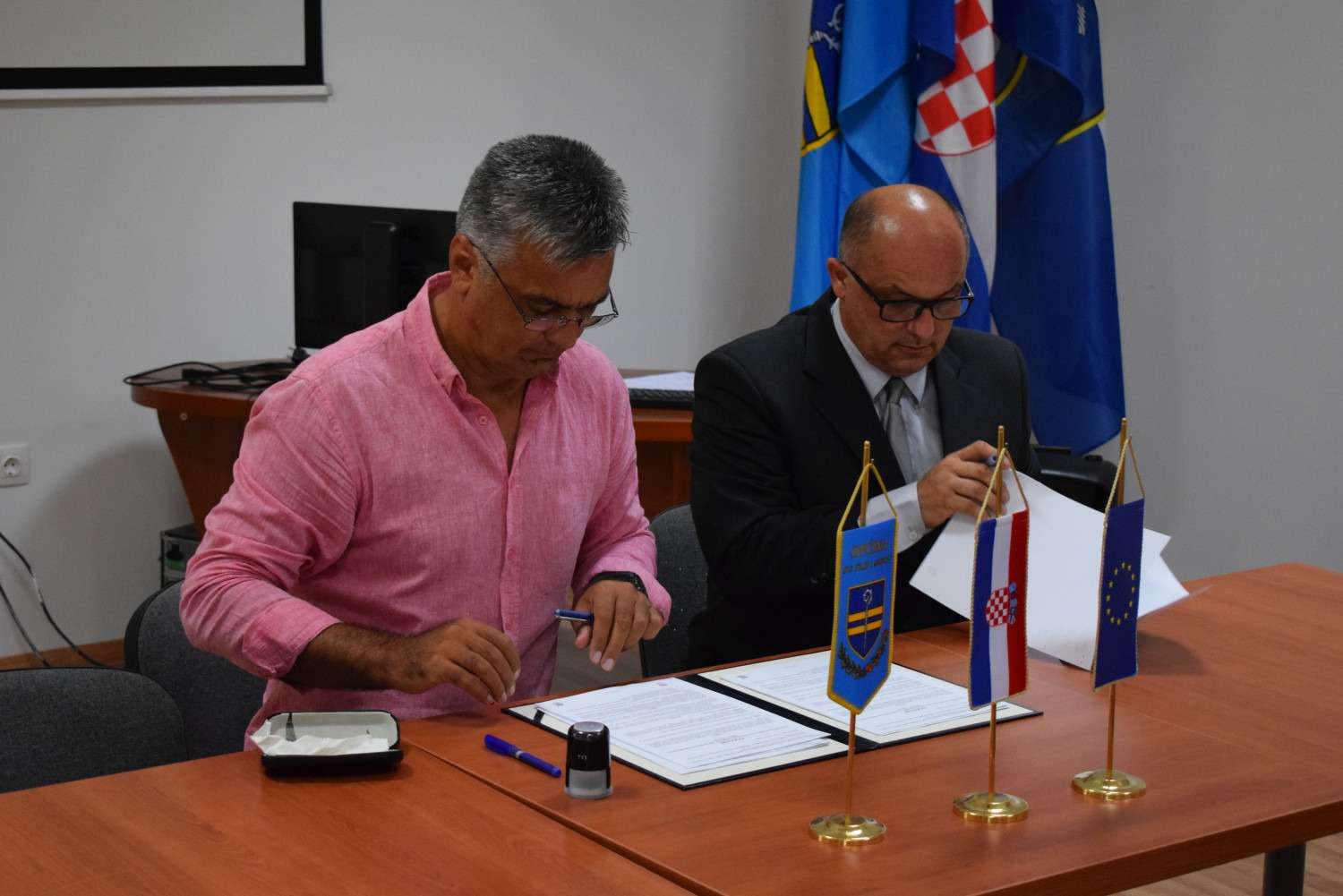 TURANJ: UGOVOR ZA NERAZVRSTANU PROMETNICU SA PRIPADAJUĆOM INFRASTRUKTUROM  – PREDIO KRČ - 